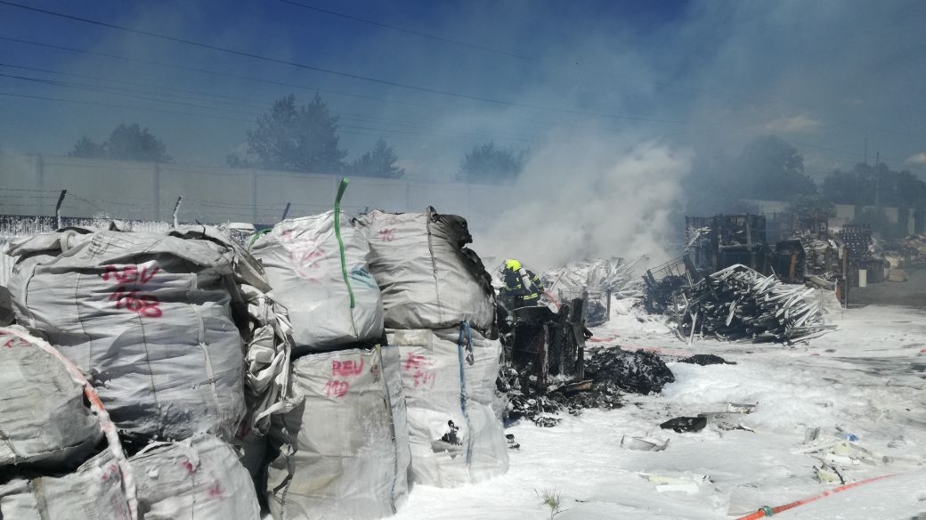 Zábřeh - likvidace požáru v soukromém areálu foto: HZS Olk