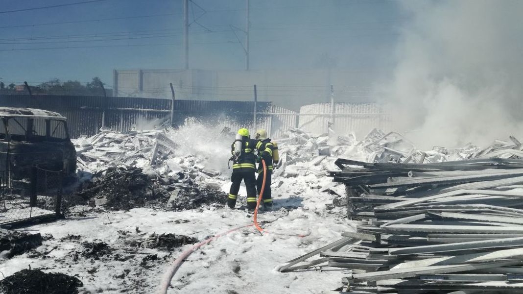 Zábřeh - likvidace požáru v soukromém areálu foto: HZS Olk