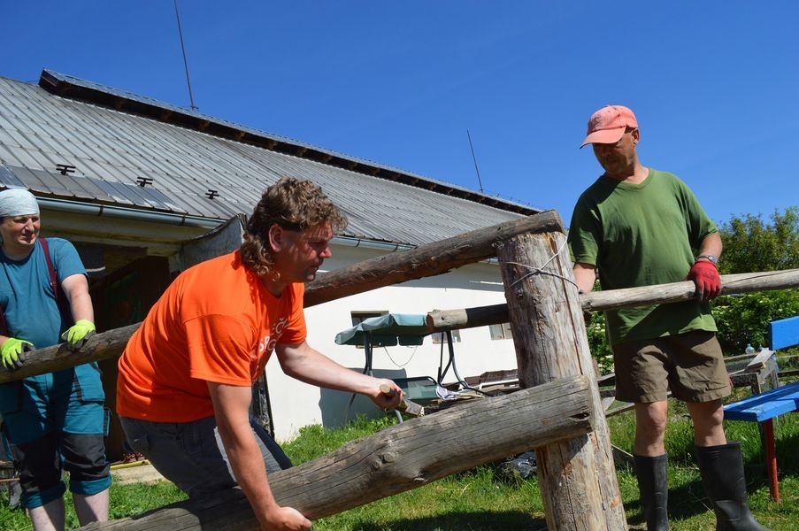 Na ranči šumperské Pomněnky pomáhali dobrovolníci zdroj foto: V. Sobol
