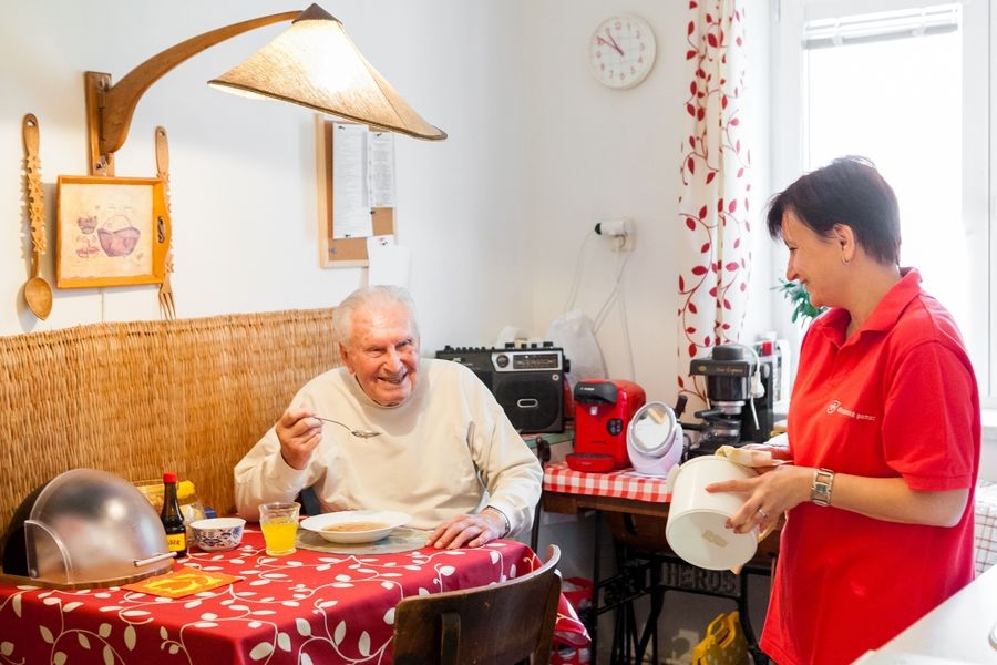 Maltézská pomoc - osobní asistentka s klientem zdroj foto: M. Holubec