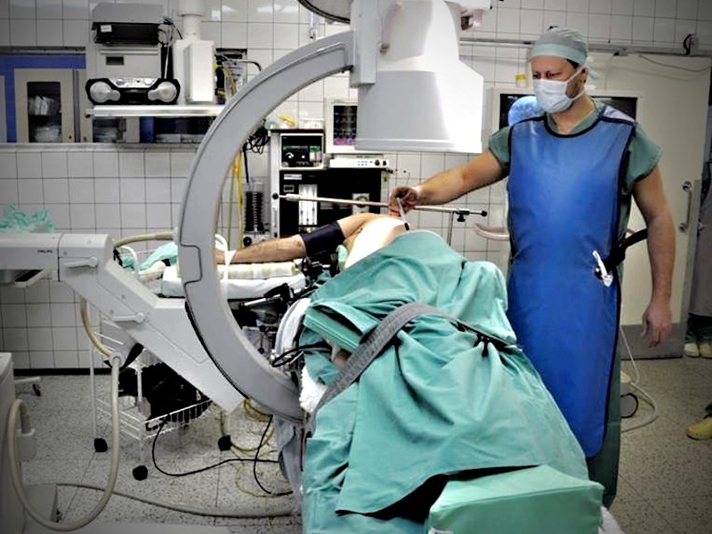 Olomoucký neurochirurg vyvinul unikátní meziobratlový implantát zdroj foto: LF UP Olomouc