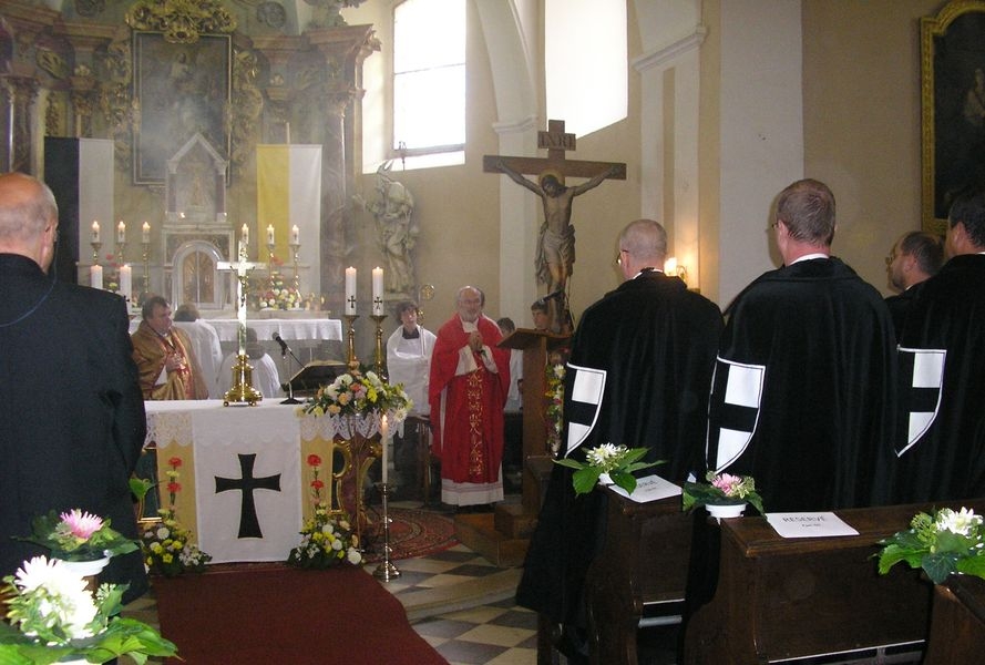 opat Lukáš Martinec při mši v kostele sv. Gotharda na Bouzově