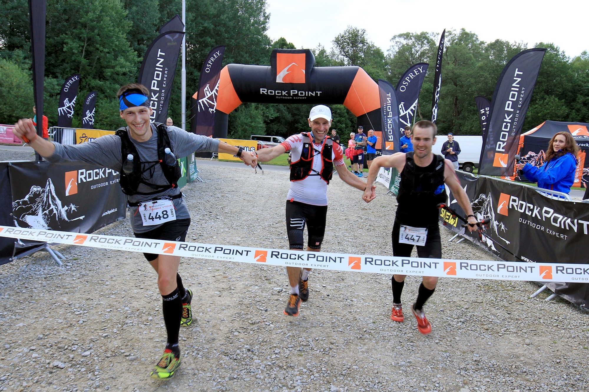 vítězové Longu Jan Loqnenz a Jiří Partl probíhají cílovou rovinkou foto: Patrik Pátek/PatRESS.cz