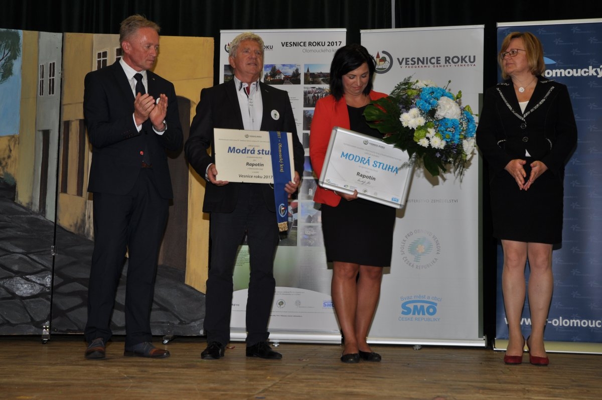 Vesnicí Olomouckého kraje roku 2017 se stala Vápenná - Modrou stuhou za společenský život byl oceněn Rapotín zdroj foto: Olk