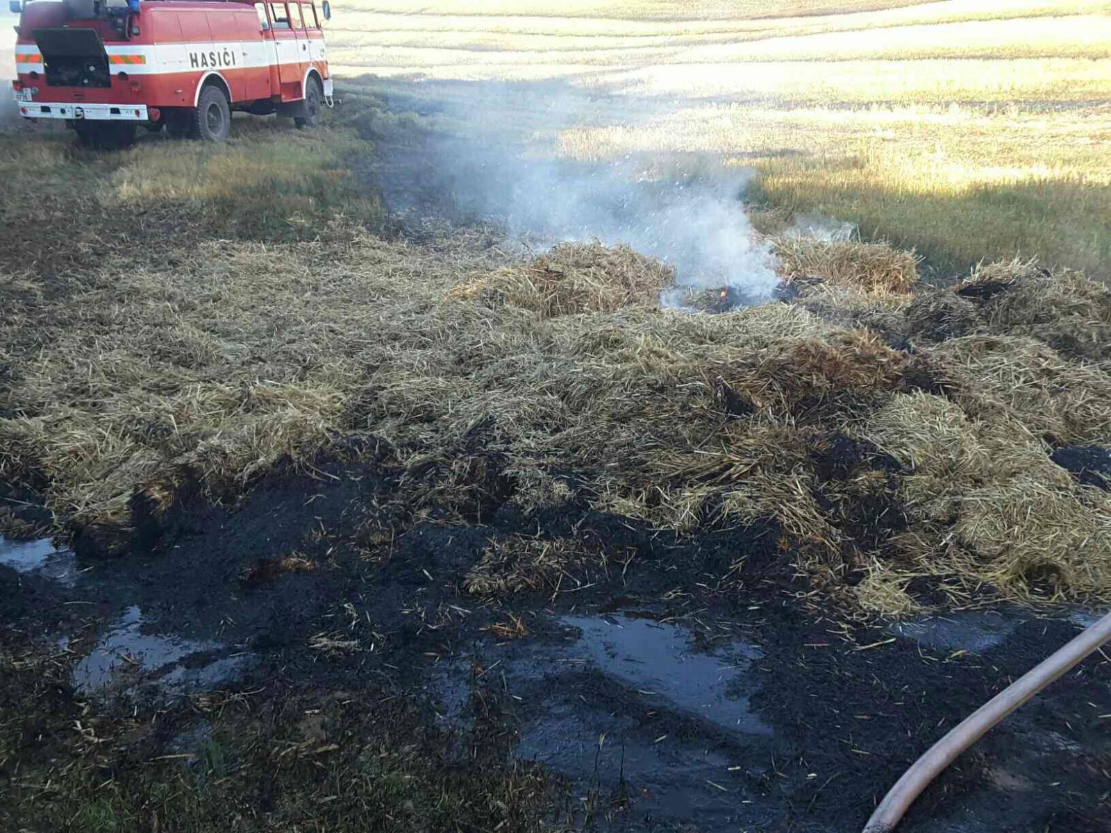 požár balíkovače na poli nedaleko obce Dolní Libina. zdroj foto: HZS Olk