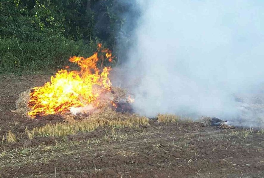 požár balíkovače na poli nedaleko obce Dolní Libinazdroj foto: HZS Olk