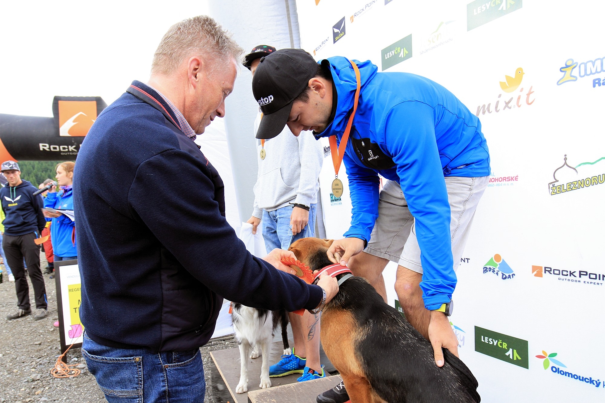 ceny vítězům předával náměstek hejtmana Olomouckého kraje Pavel Šoltys - na obrázku s nejrychlejším Vlastimilem Vágnerem foto:P. Pátek/PatRESS.cz