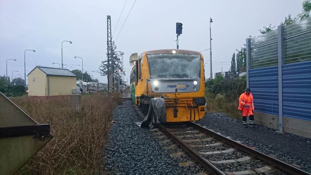 Olomouc - střet nákladního vozidla s osobním vlakem foto: Drážní inspekce