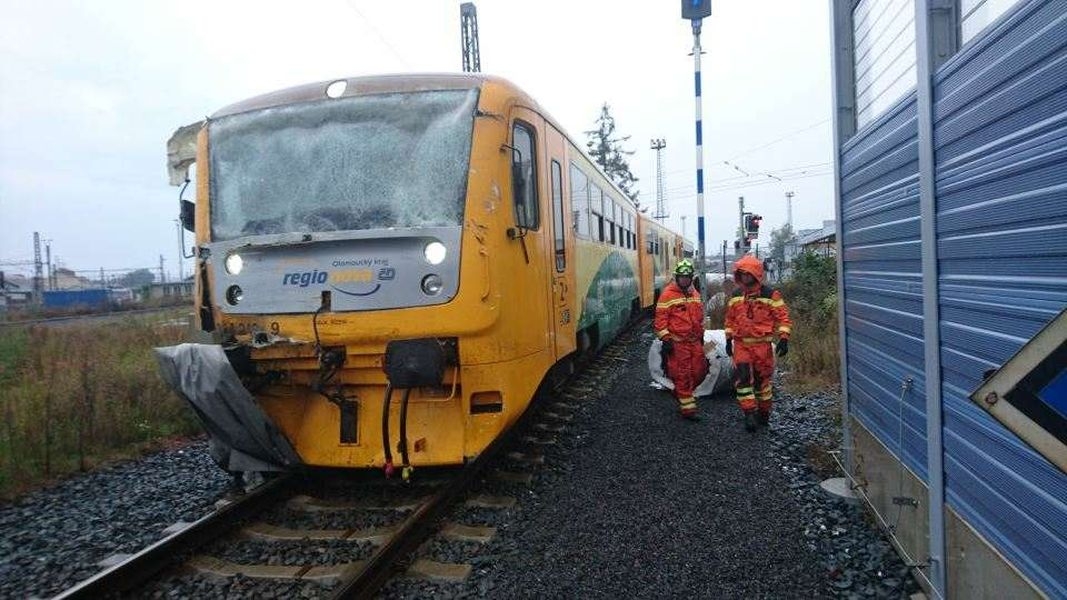 Olomouc - střet nákladního vozidla s osobním vlakem foto: Drážní inspekce