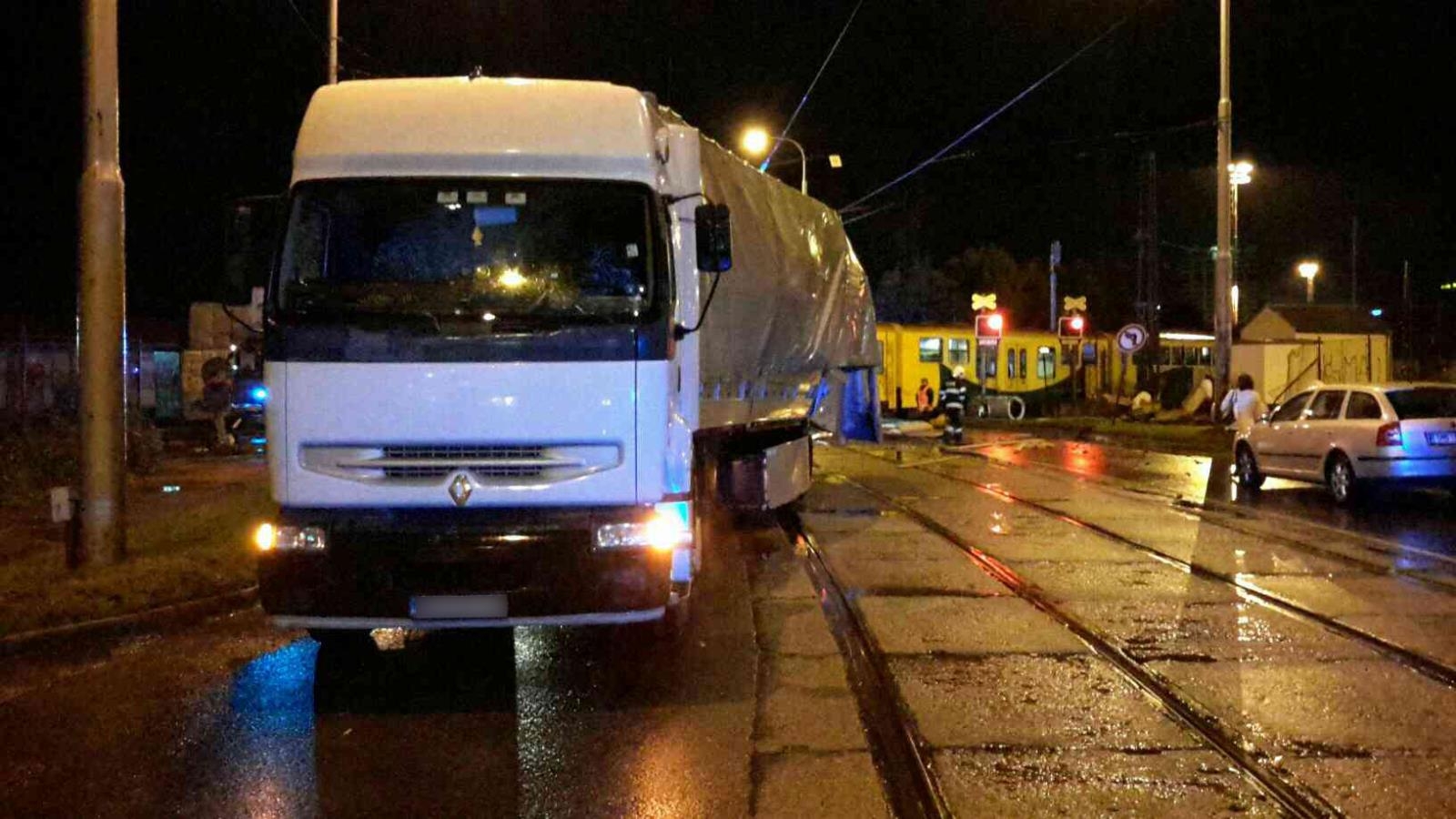 Olomouc - střet nákladního vozidla s osobním vlakem foto: HZS Olk