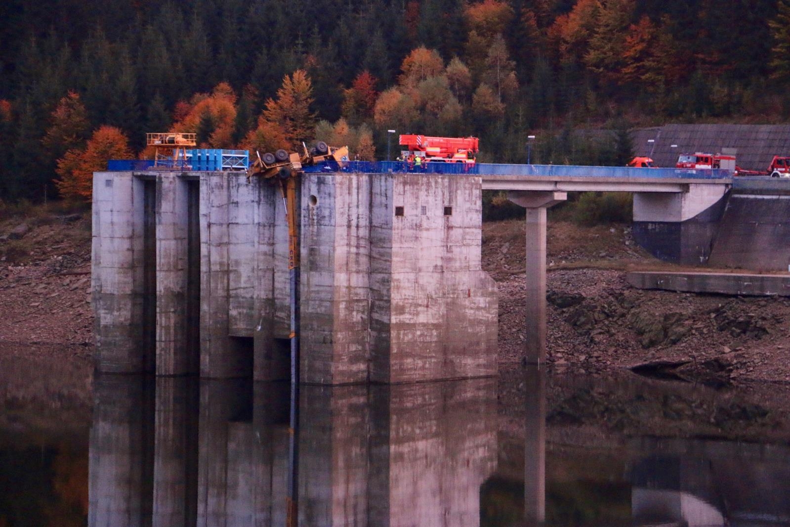 Dlouhé stráně - odstraňování nehody jeřábu zdroj foto: HZS Olk