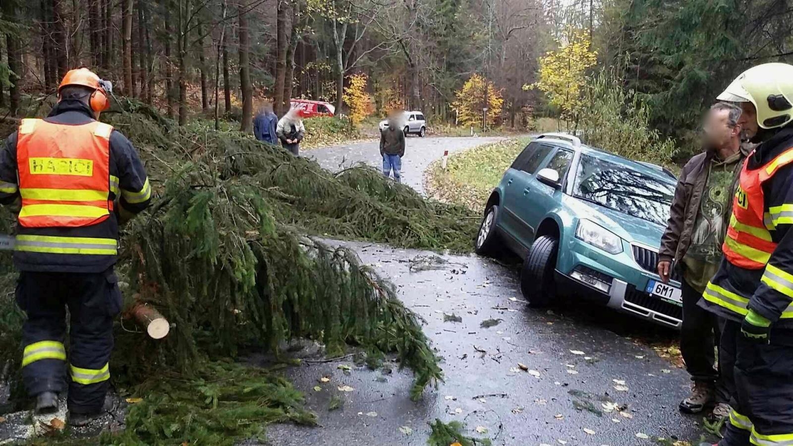 pád stromu na auto zdroj foto: HZS Olk