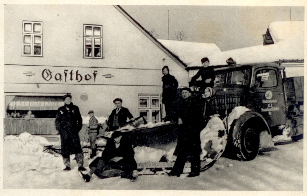 Sněhový pluh v Bukovicích na Štítecku, počátek 40. let 20. století zdroj foto: Muzeum silnic Vikýřovice