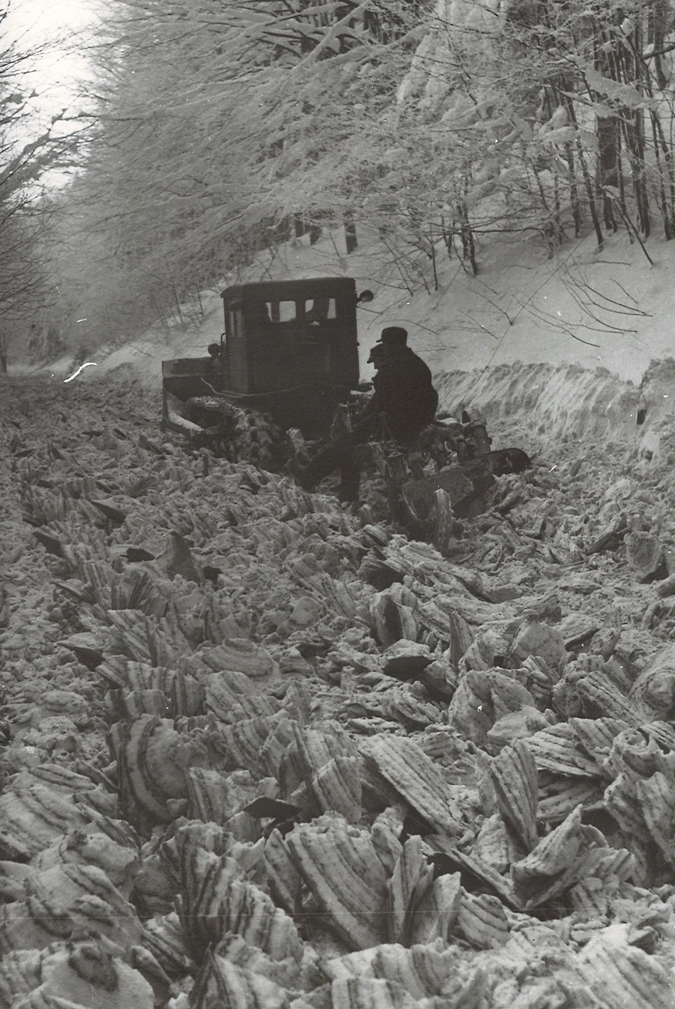 Rozorávání sněhové vrstvy na silnici přes Červenohorské sedlo, 60. léta 20. století zdroj foto: Muzeum silnic Vikýřovice silnic.