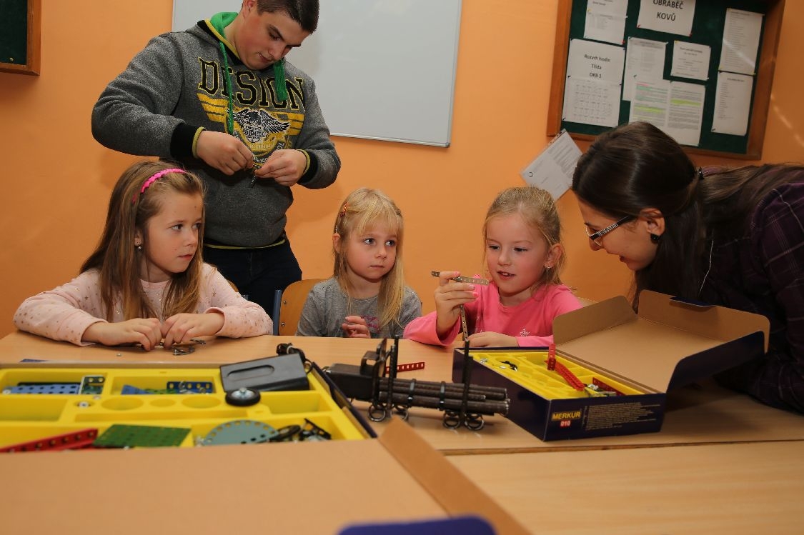 Šumperští učni předškolákům názorně představují řemesla foto: M. Jeřábek - šumpersko.net