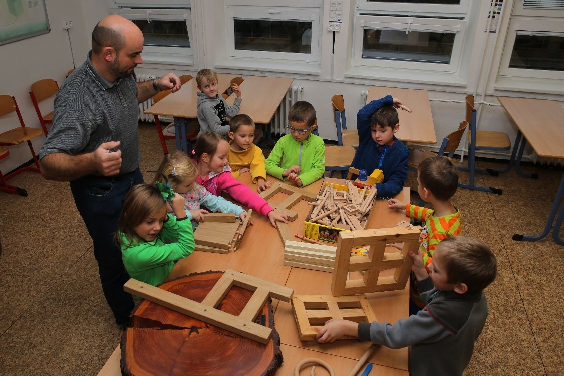 Šumperští učni předškolákům názorně představují řemesla foto: M. Jeřábek - šumpersko.net