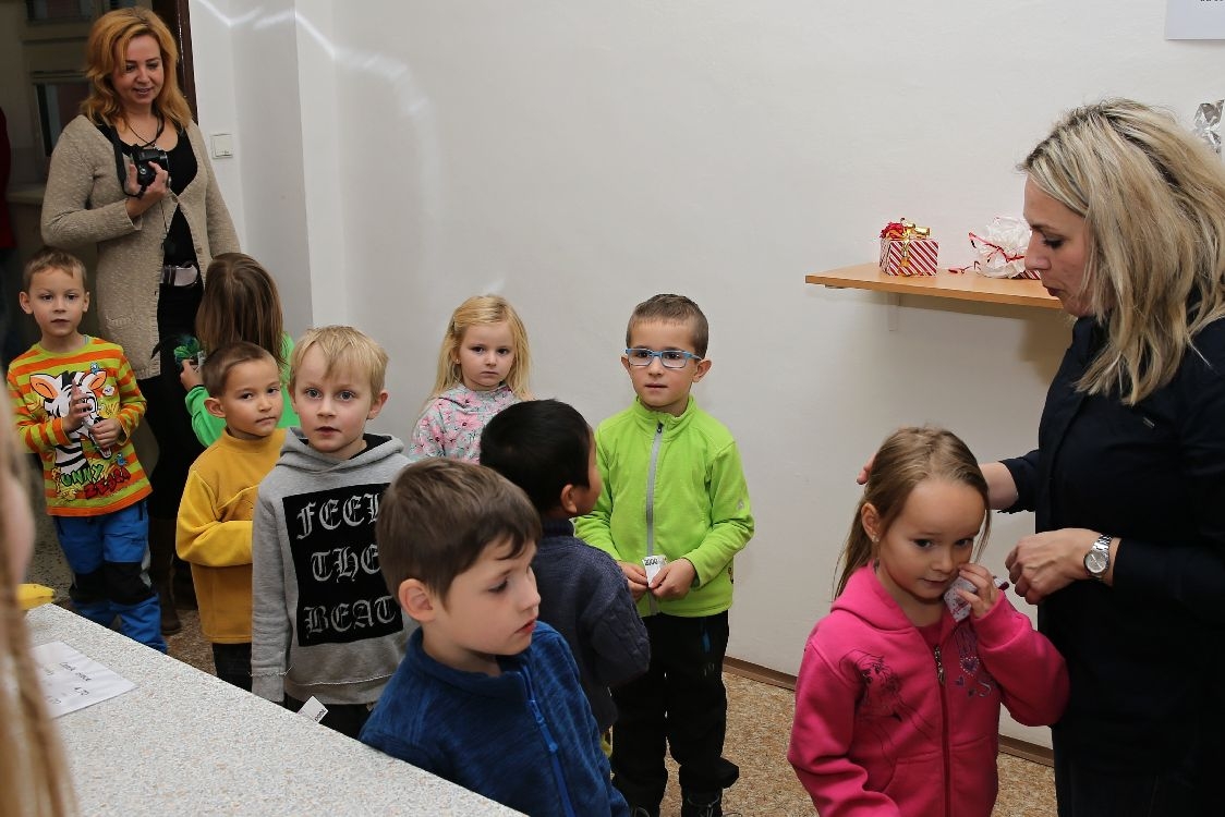 Šumperští učni předškolákům názorně představují řemesla foto: M. Jeřábek - šumpersko.net