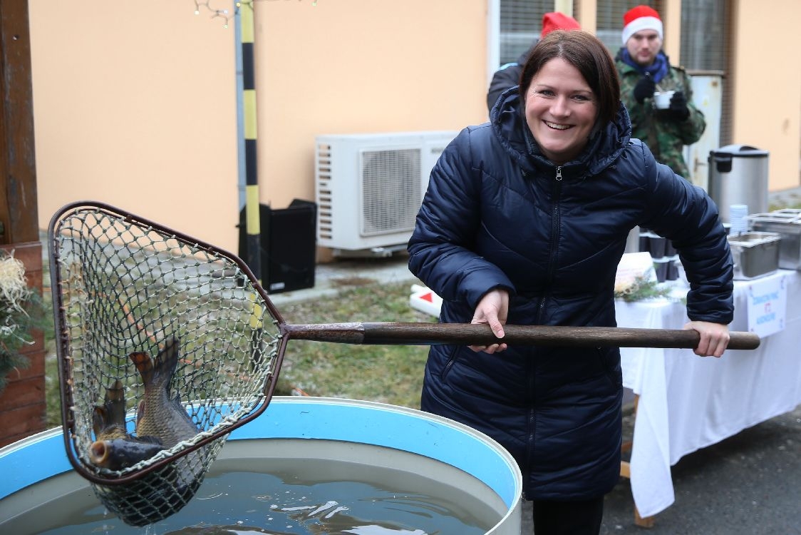 V Nemocnici Šumperk se ve středu rozdávali kapři foto: šumpersko.net - M. Jeřábek