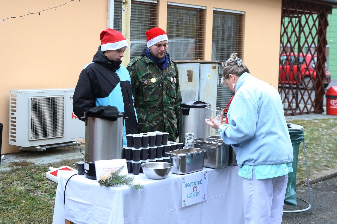 V Nemocnici Šumperk se ve středu rozdávali kapři foto: šumpersko.net - M. Jeřábek