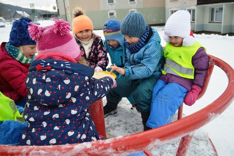 Děti z Loučné nad Desnou si užívají nové hřiště foto: V. Sobol