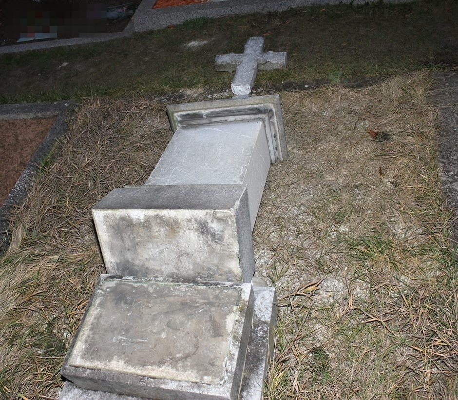 poškozené hroby zdroj foto: PČR