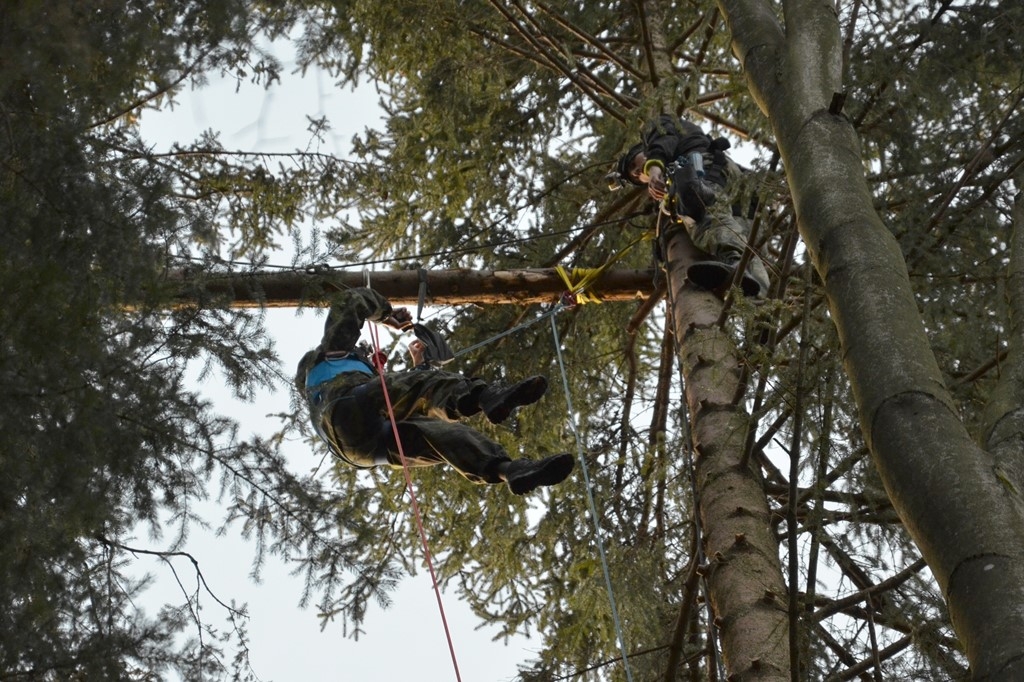 Výměna baterie ve vysílačce a navazování spojení foto: Jiří Pařízek