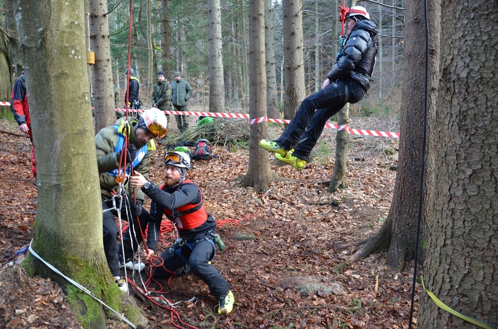 Vytahování člena týmu do koruny vysokých stromů foto: Jiří Pařízek