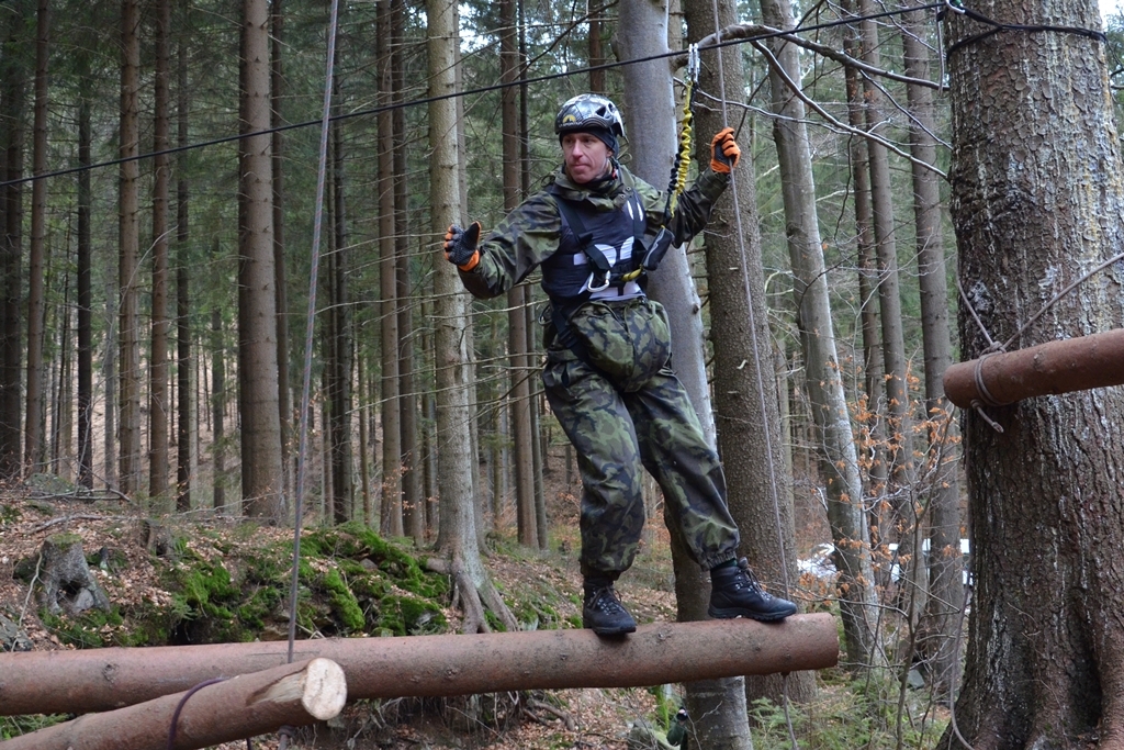 Přes vodní tok za pomoci klád zavěšených na vodících lanech foto: Jiří Pařízek