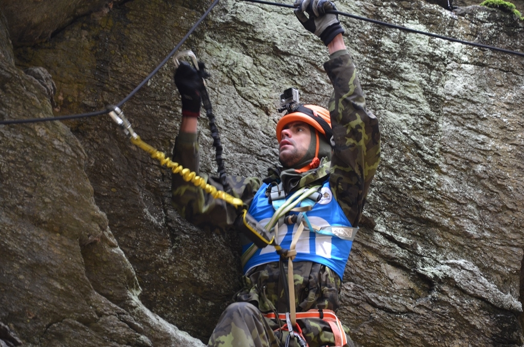 Ferrata ve skalní stěně foto: Jiří Pařízek