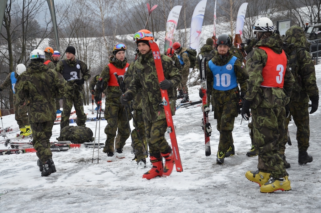 Vojáci se připravují na paralelní slalom foto: Jiří Pařízek
