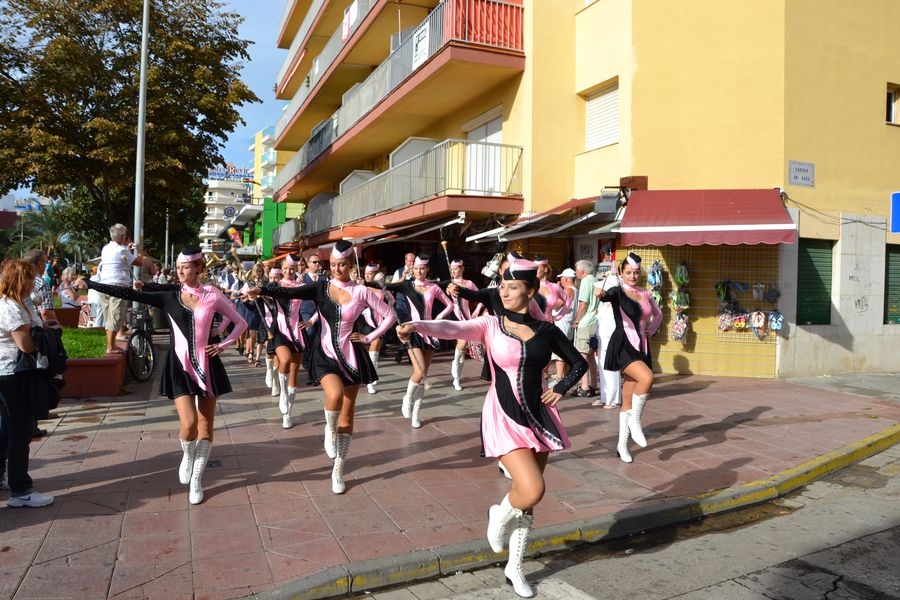 Mažoretky Crazy girls při defilé ulicemi města Malgrat de Mar