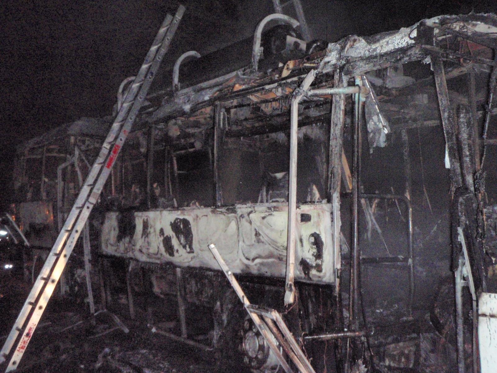 Bezděkov - požár autobusu zdroj foto: HZS Olk