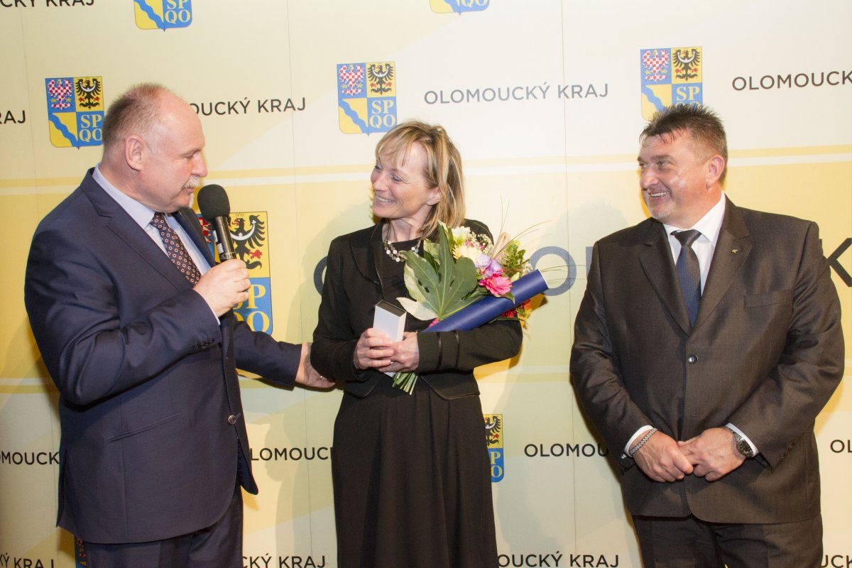 Jana Valentová při přebírání ocenění nejlepším pedagogům kraje v roce 2017 zdroj foto: archiv Olk