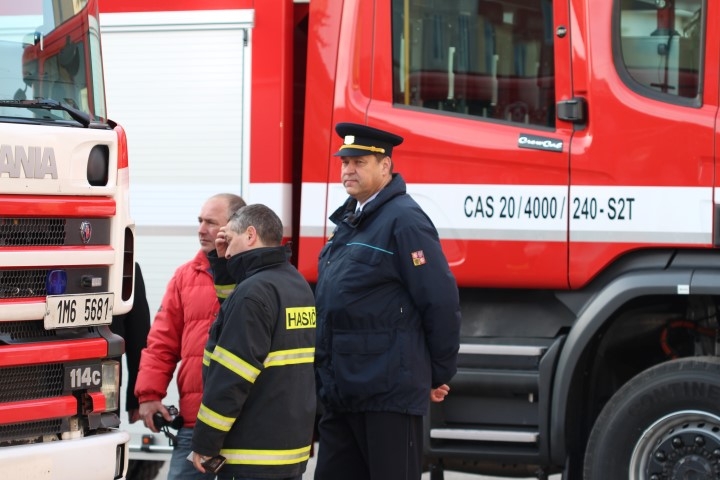 Slavnostní předání čtyř hasičských cisteren zdroj foto: HZS Olk.
