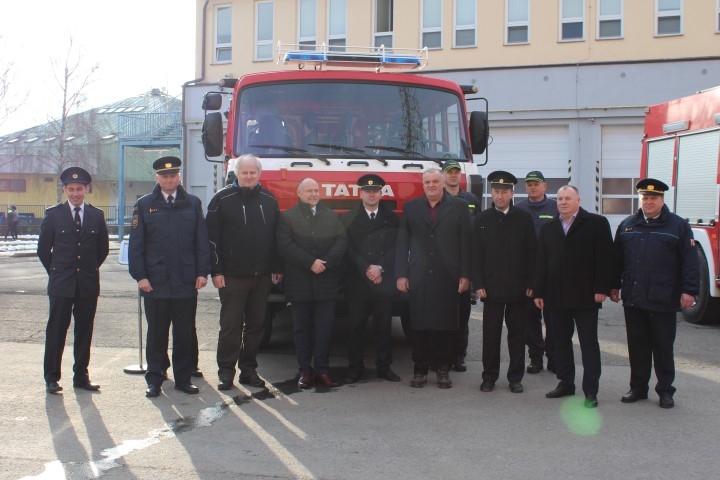 Slavnostní předání čtyř hasičských cisteren zdroj foto: HZS Olk.