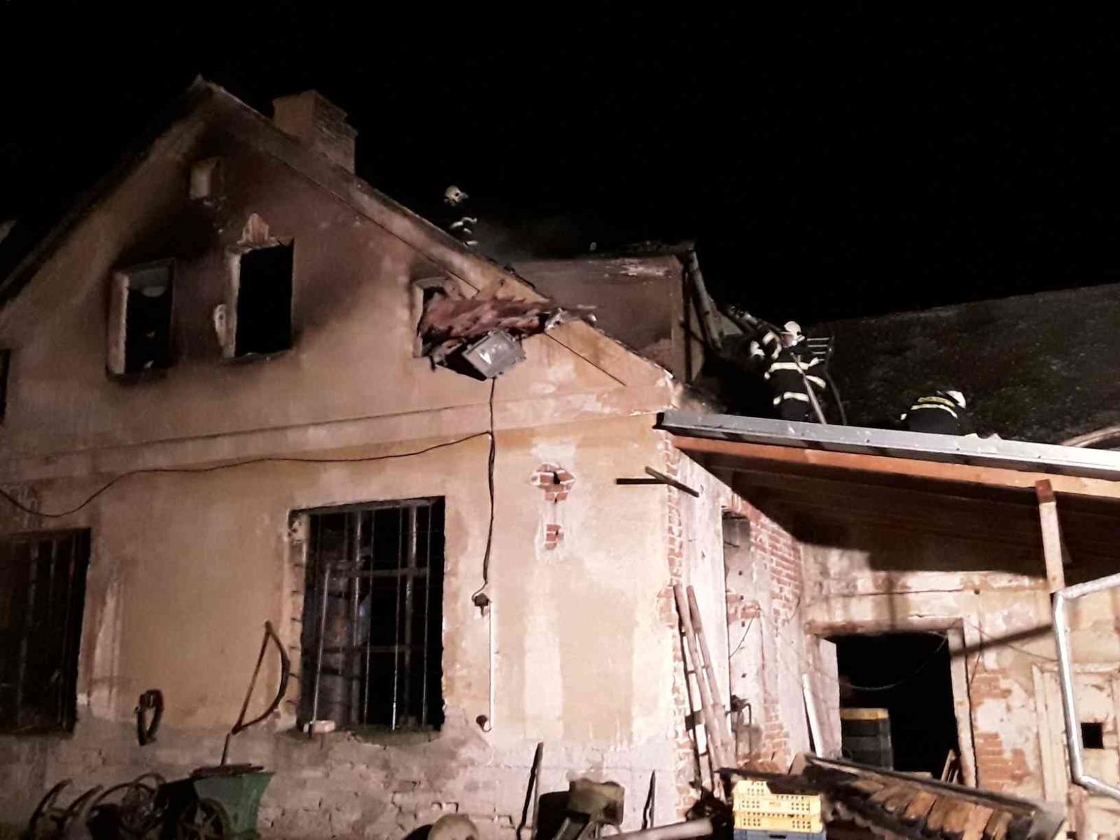 Hasiči zasahovali u požáru hospodářské budovy ve Velké Kraši zdroj foto: HZS Olk