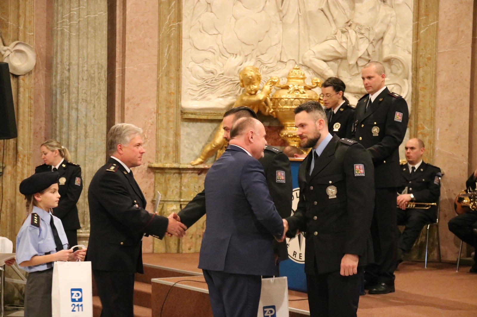 Nejlepší policisté Olomouckého kraje roku 2017 převzali ocenění zdroj foto: PČR