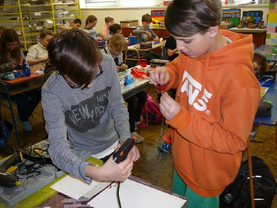 Žáci na šumperské škole vyráběli šperk z plastu zdroj foto:škola