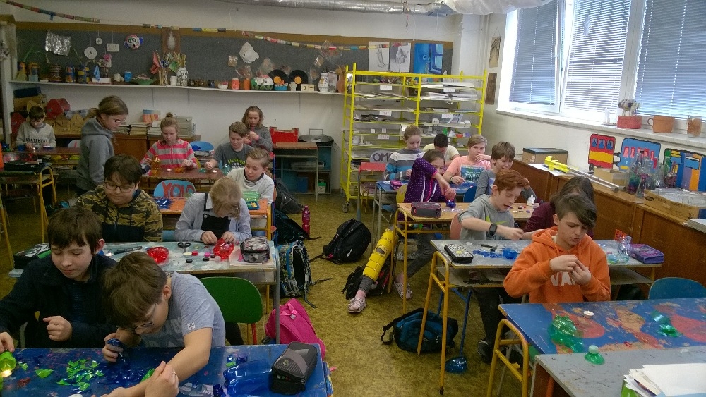 Žáci na šumperské škole vyráběli šperk z plastu zdroj foto:škola