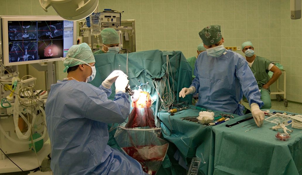 FN Olomouc - Nová metoda neurochirurgické léčby pacienta s Parkinsonovou nemocí_dnešní operace třetího pacienta v CR