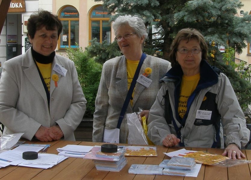 členky LOZ Šumperk - Květinový den 2012