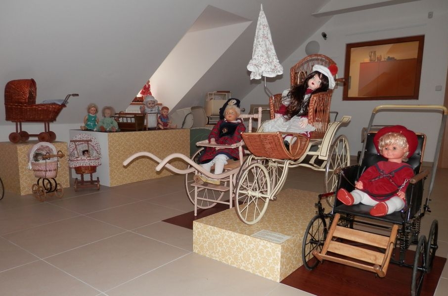 Výstava Kočárky našich babiček a prababiček v Muzeu silnic Vikýřovice