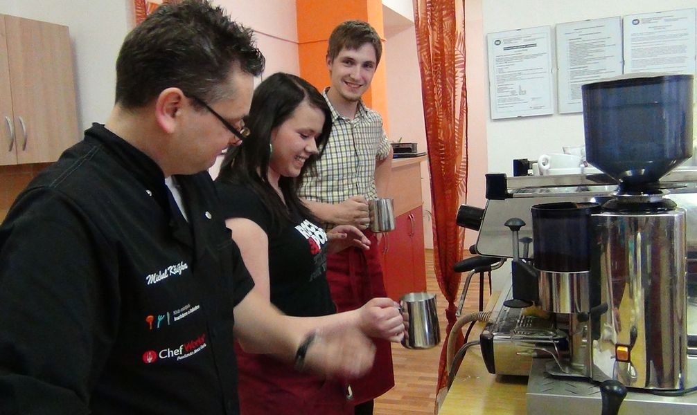 Barista Michal Křížka se studenty