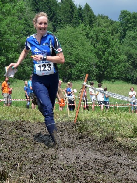 Iveta Duchová z OK Lokomotiva Pardubice, vítězka hlavní ženské kategorie, na doběhu finálové trati. Foto: Honza Drbal