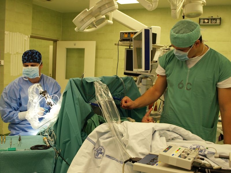 neurolog M. Nevrlý (vpravo) komunikuje během operace s pacientem J. Juráskem
