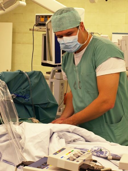 neurolog M. Nevrlý cvičí během operace s pacientem J. Juráskem