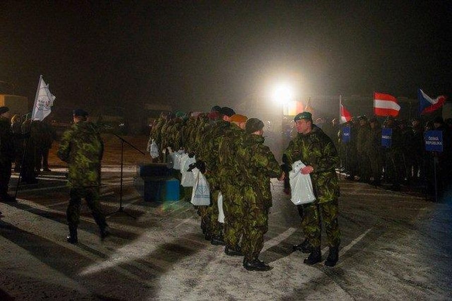 Rektor Univerzity obrany generál Přikryl blahopřeje oceněným zdroj foto:Armáda ČR