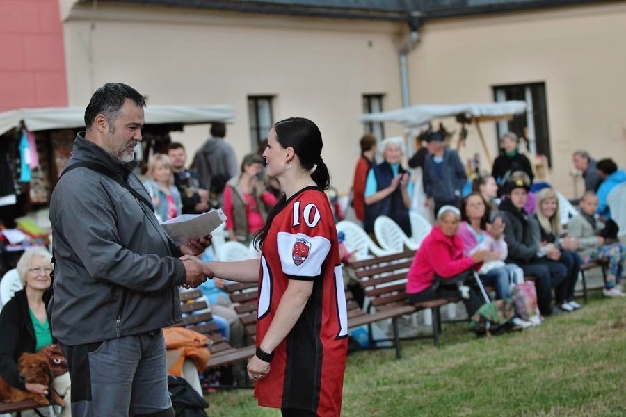 zástupce MP Šumperk přebírá poukaz od klubu Dietos