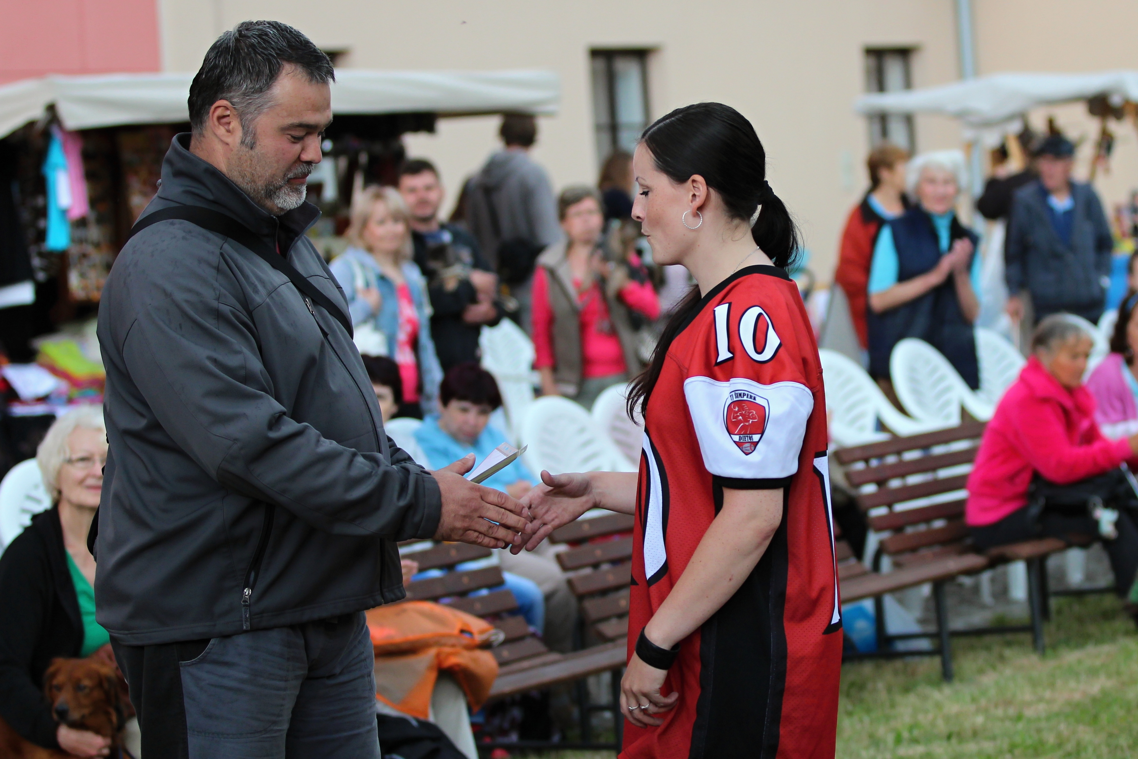 Lucie Kolaříková předává za klub Dietos poukaz na pamlsky pro pesky v útulcích