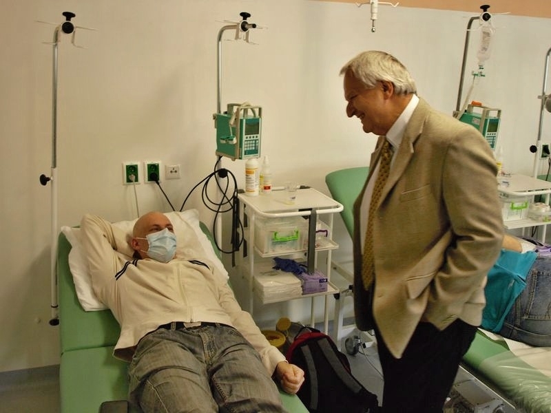 FN Olomouc - Profesor Indrák rozmlouvá v denním stacionáři s tisícím transplantovaným pacientem Romanem Weissem
